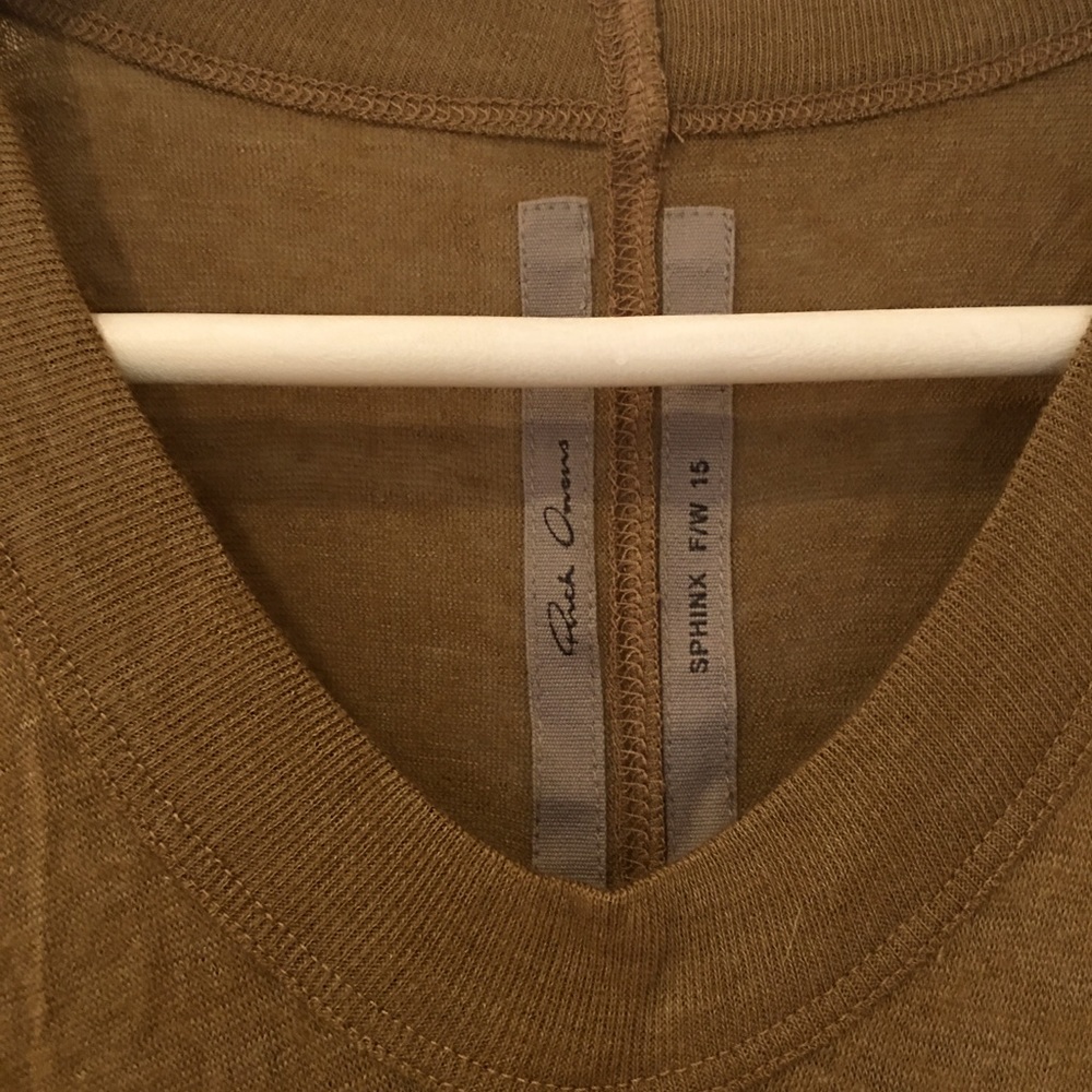 S/L Woven V Neck T-Shirt.